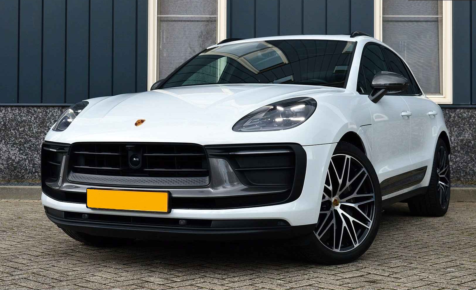 2022 Porsche Macan 2.0 T 4WD Panoramic Roof Air Suspension - Image 2