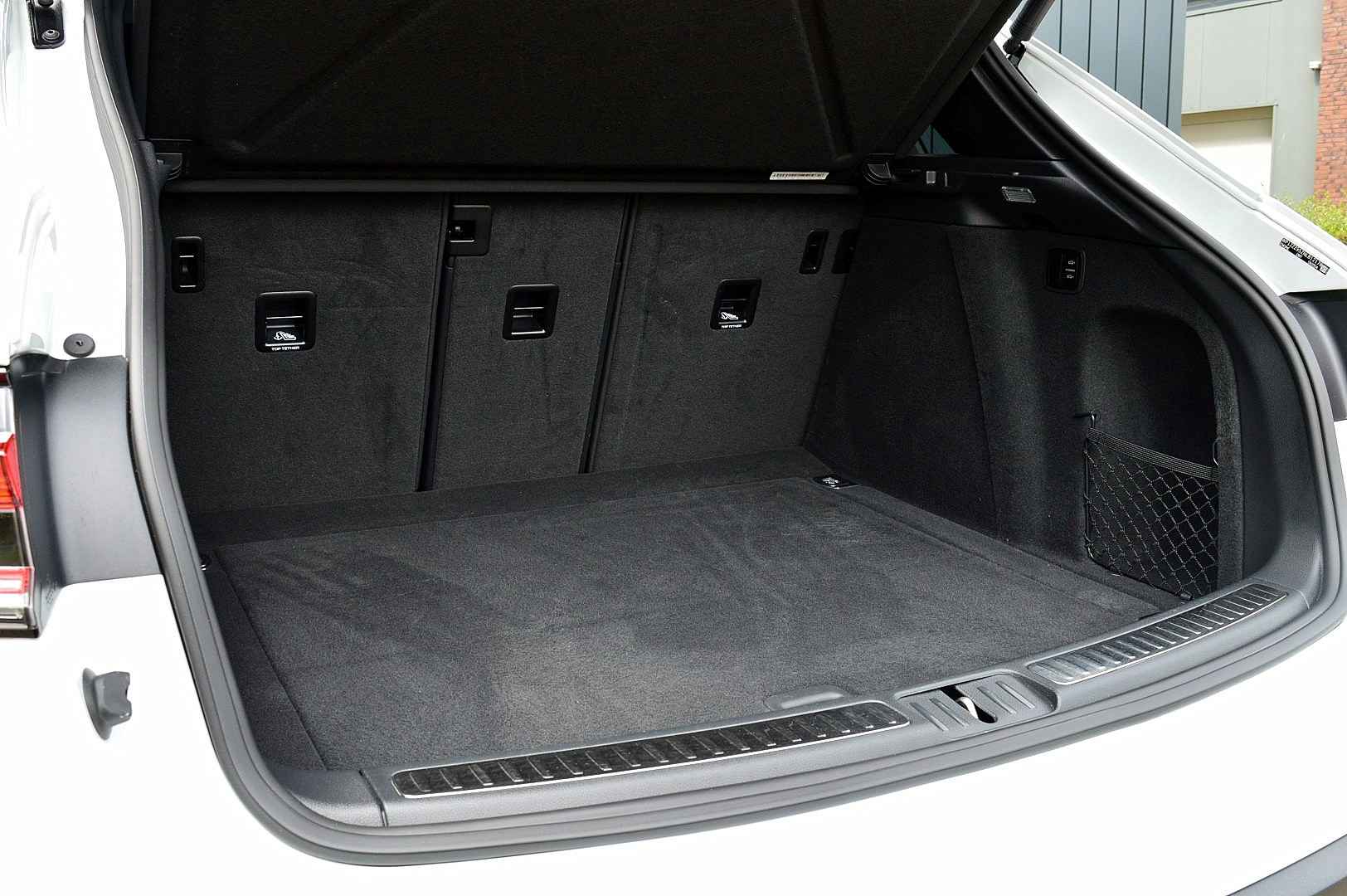 2022 Porsche Macan 2.0 T 4WD Panoramic Roof Air Suspension - Image 11