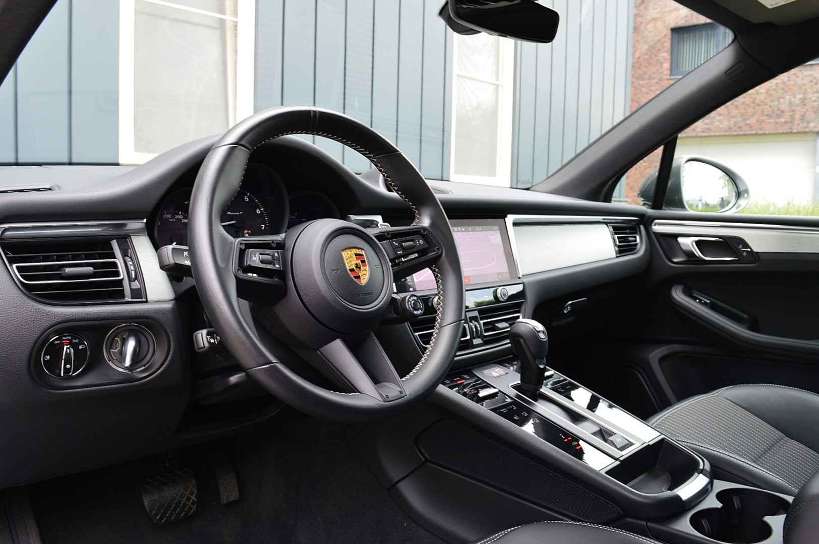 2022 Porsche Macan 2.0 T 4WD Panoramic Roof Air Suspension - Image 14
