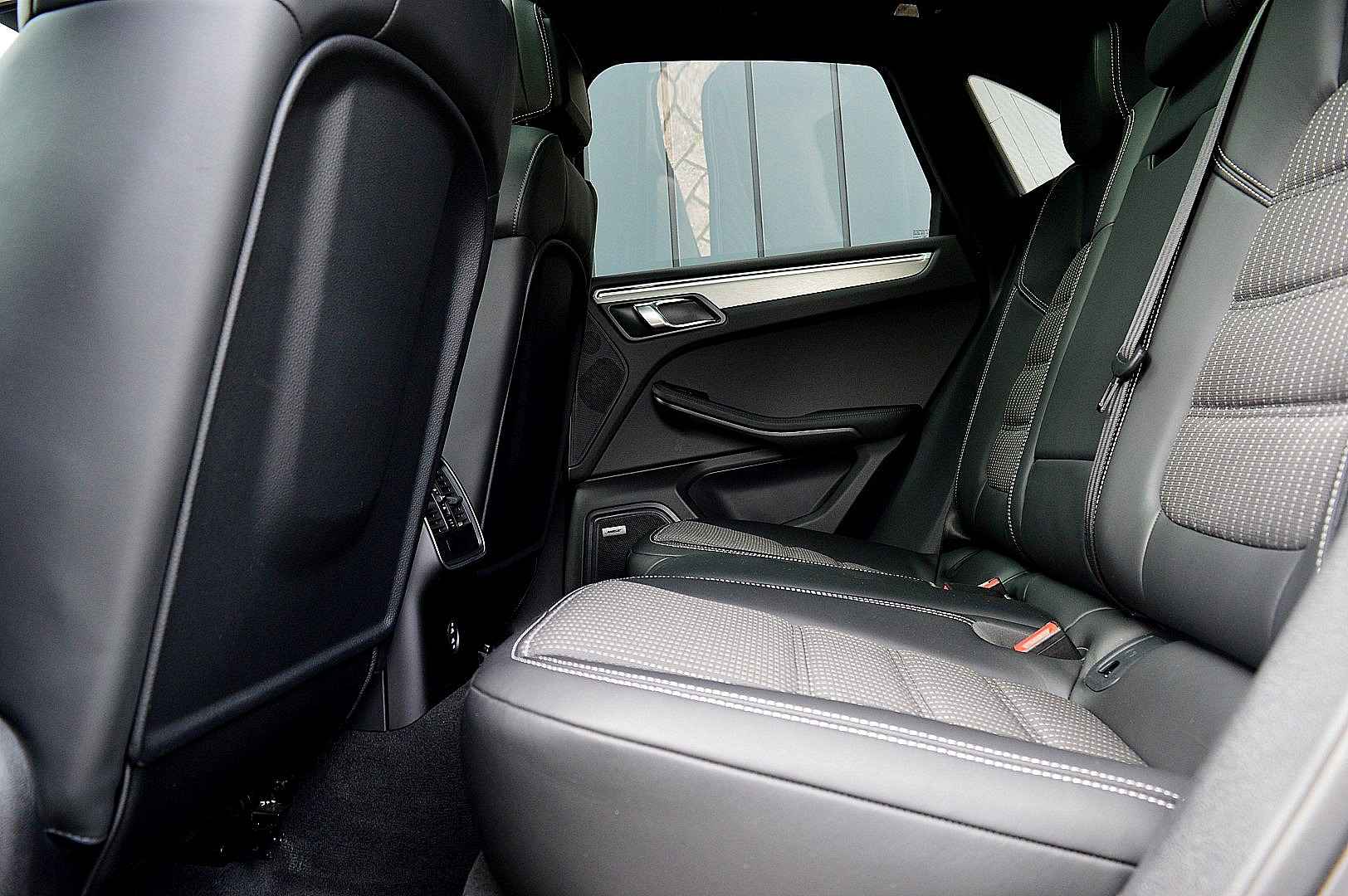 2022 Porsche Macan 2.0 T 4WD Panoramic Roof Air Suspension - Image 17