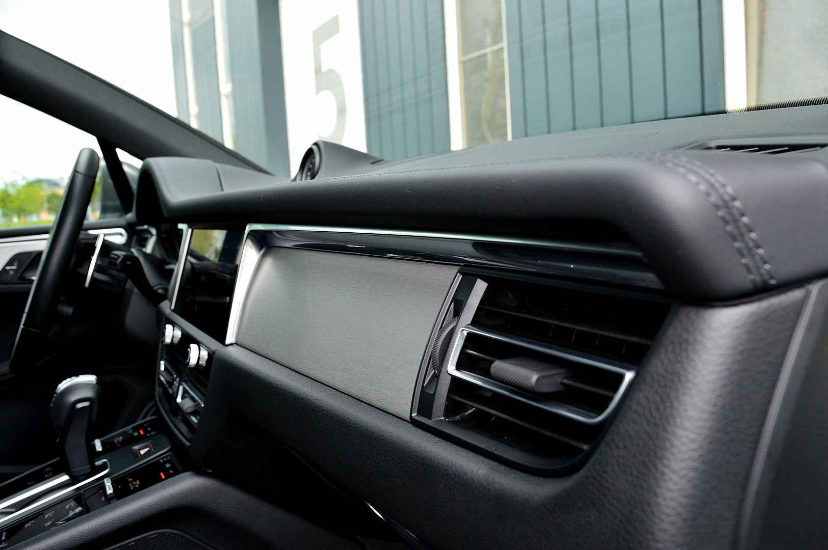 2022 Porsche Macan 2.0 T 4WD Panoramic Roof Air Suspension - Image 19