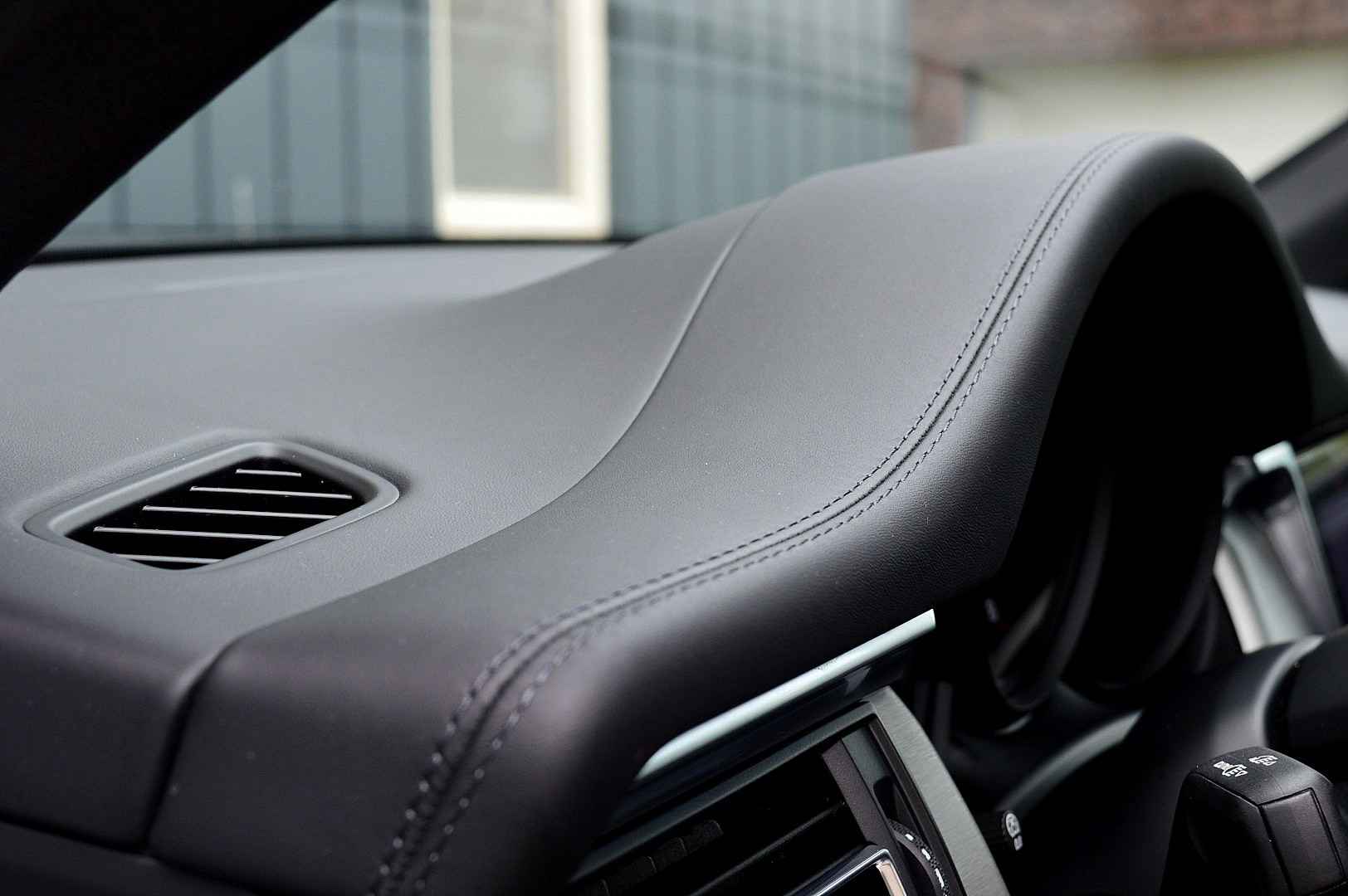 2022 Porsche Macan 2.0 T 4WD Panoramic Roof Air Suspension - Image 20