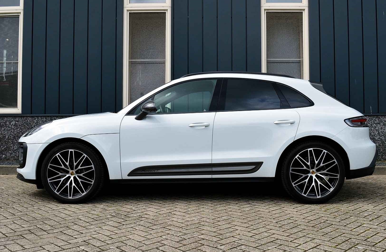 2022 Porsche Macan 2.0 T 4WD Panoramic Roof Air Suspension - Image 3