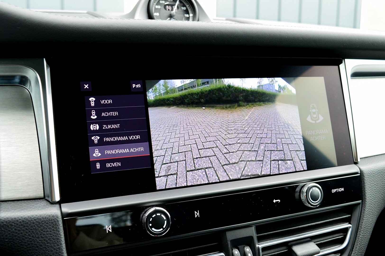 2022 Porsche Macan 2.0 T 4WD Panoramic Roof Air Suspension - Image 23
