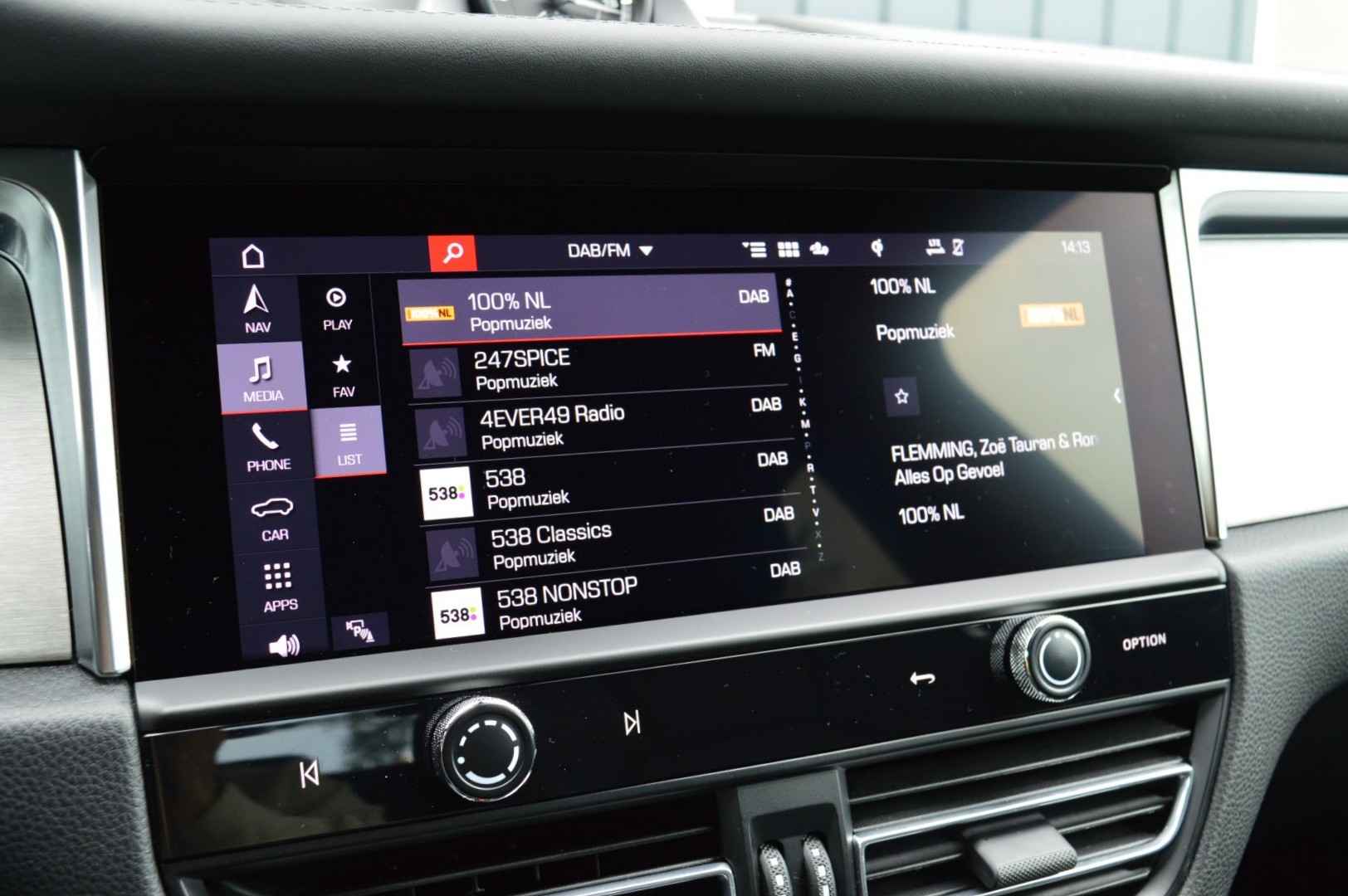2022 Porsche Macan 2.0 T 4WD Panoramic Roof Air Suspension - Image 24