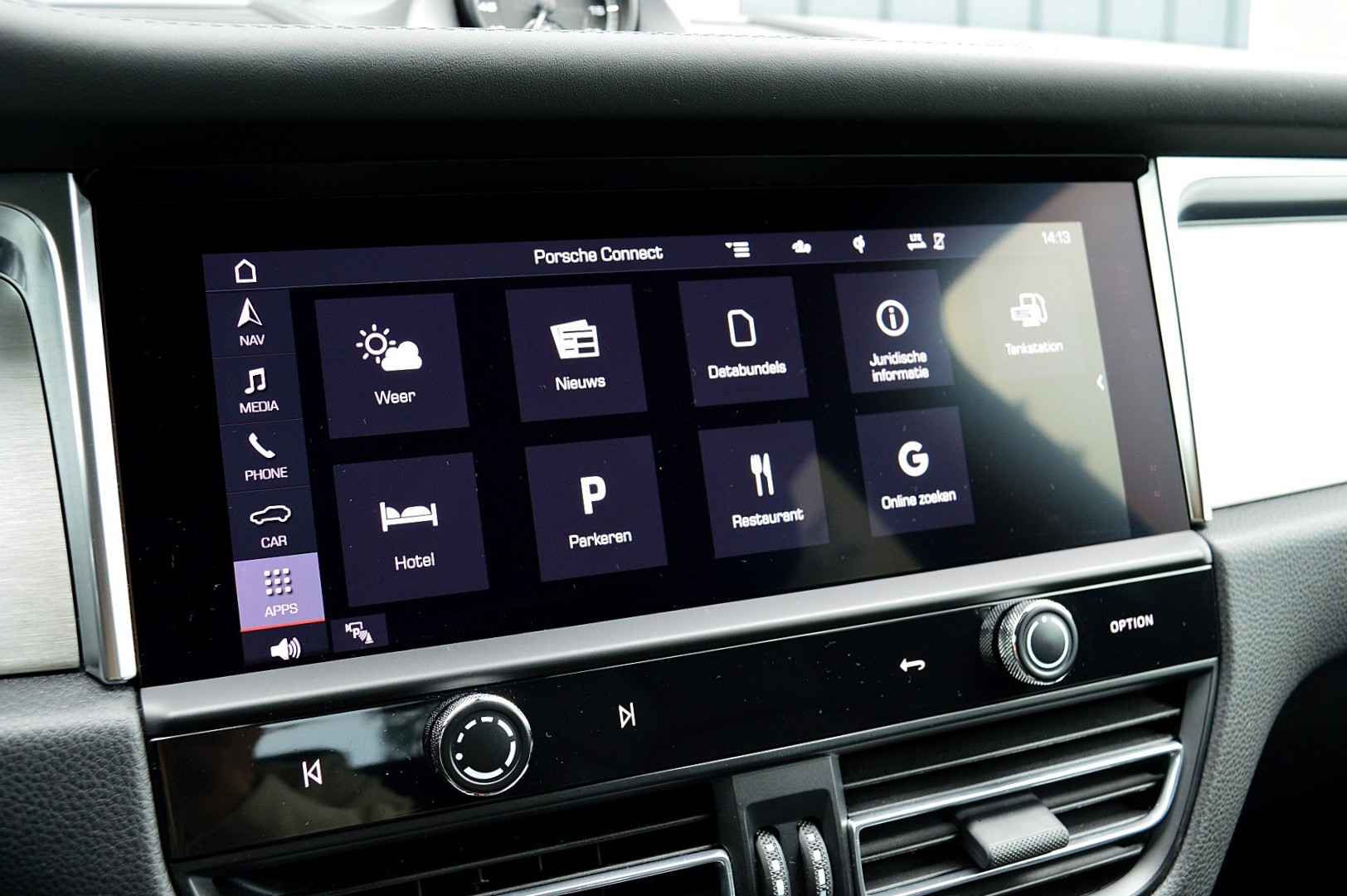2022 Porsche Macan 2.0 T 4WD Panoramic Roof Air Suspension - Image 25