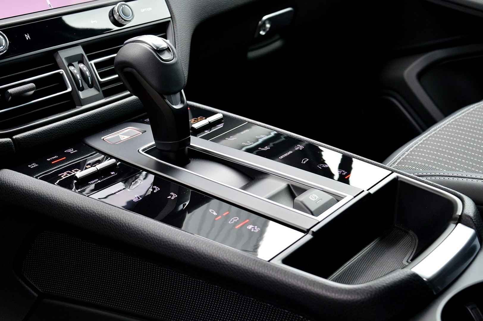 2022 Porsche Macan 2.0 T 4WD Panoramic Roof Air Suspension - Image 27