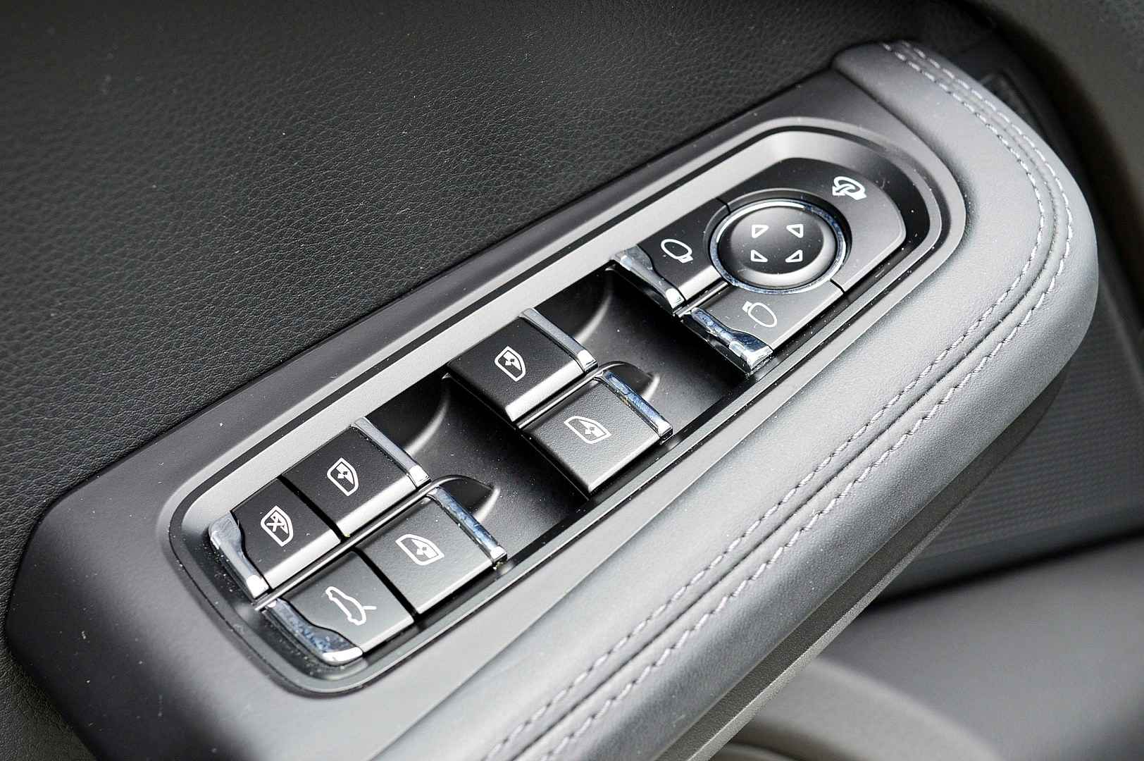 2022 Porsche Macan 2.0 T 4WD Panoramic Roof Air Suspension - Image 33