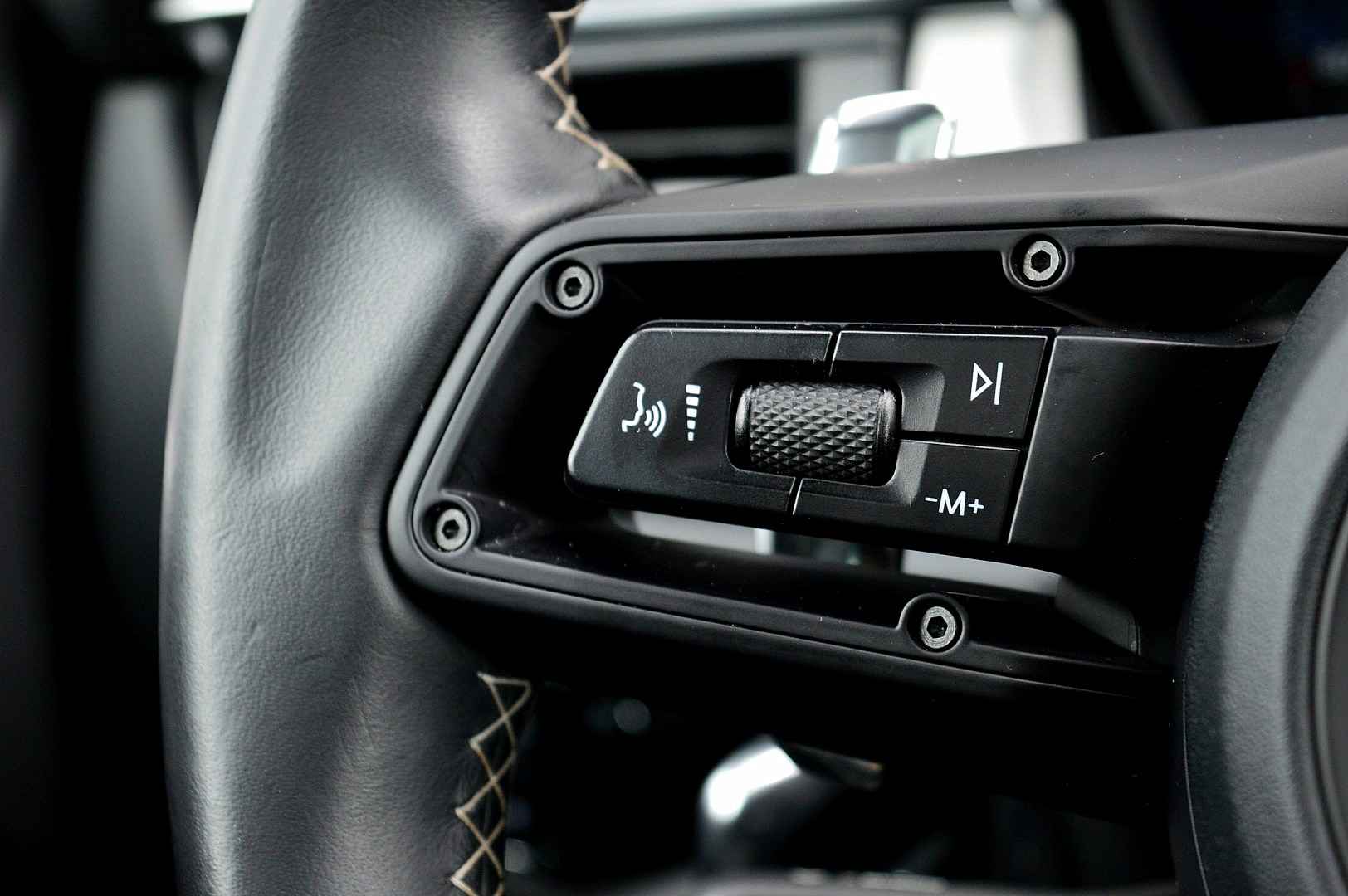 2022 Porsche Macan 2.0 T 4WD Panoramic Roof Air Suspension - Image 36