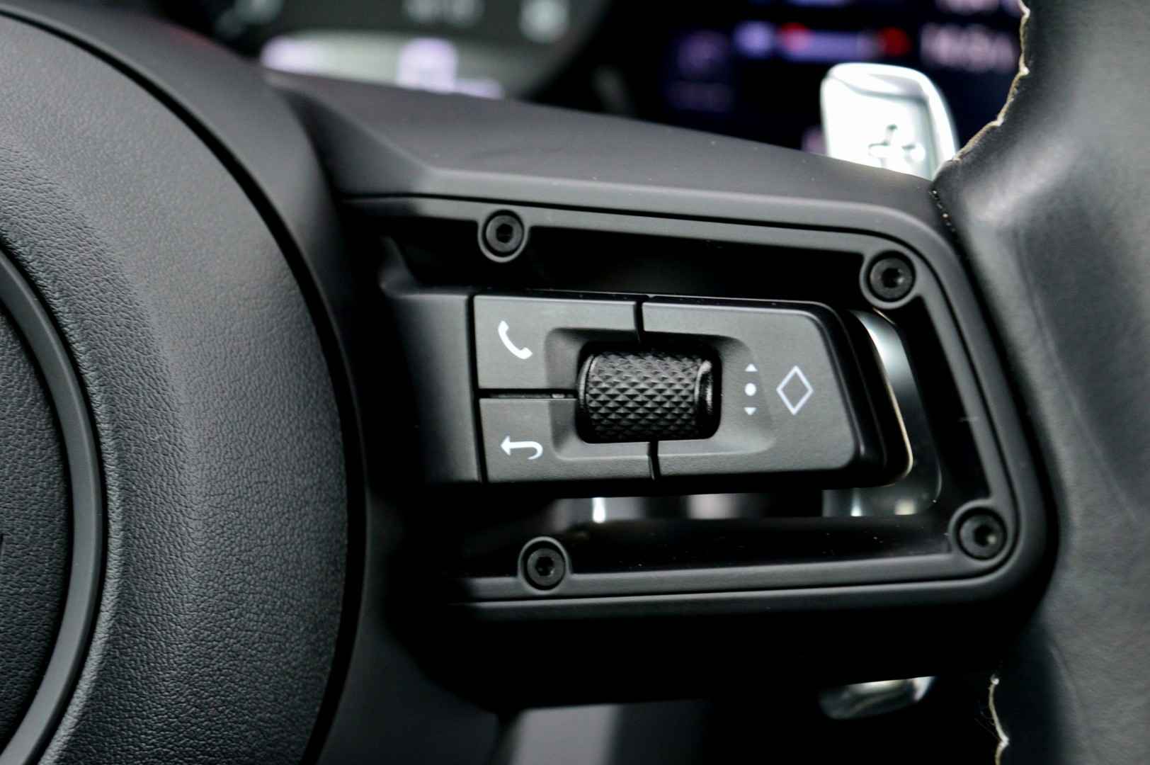 2022 Porsche Macan 2.0 T 4WD Panoramic Roof Air Suspension - Image 38