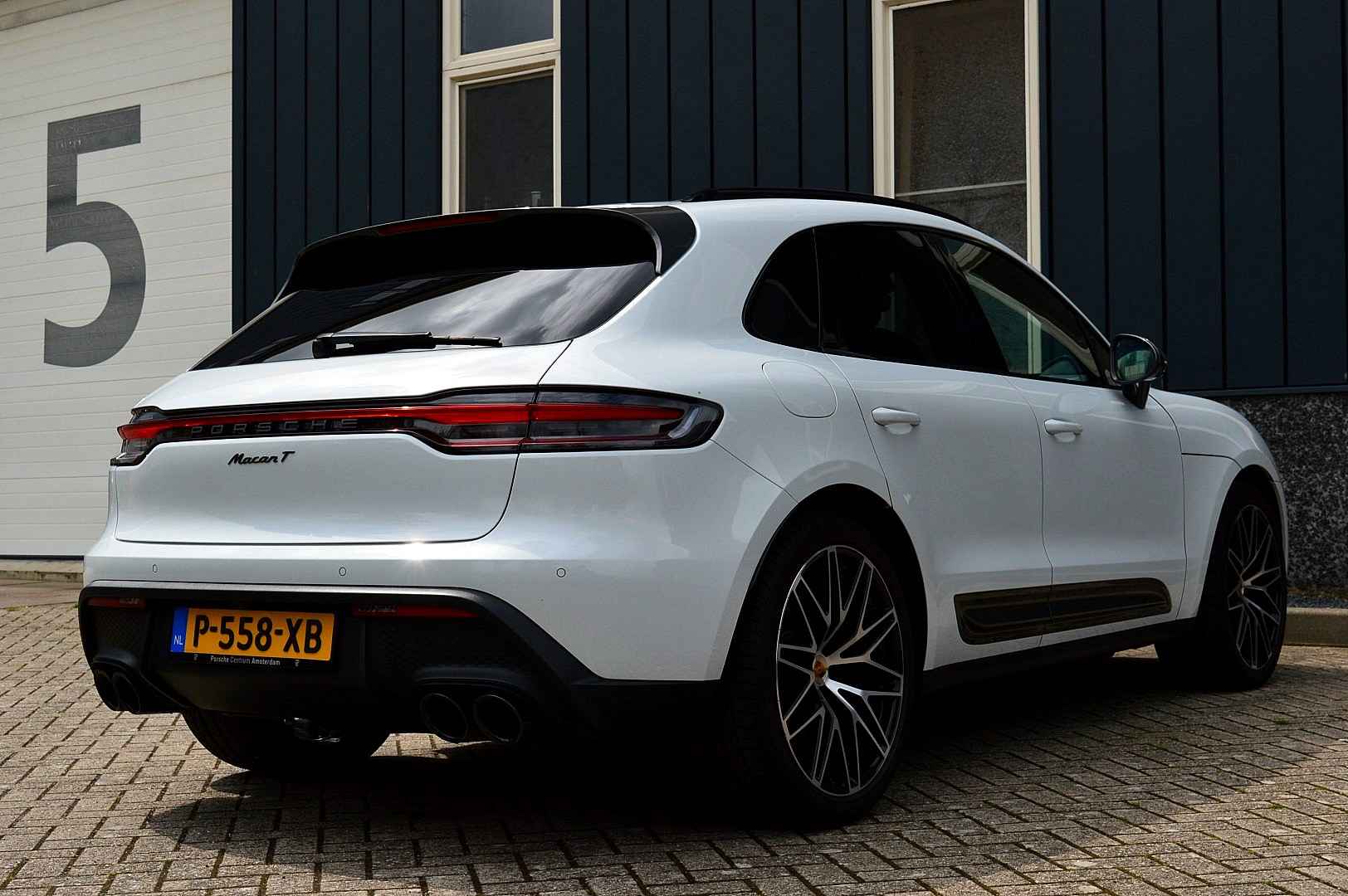 2022 Porsche Macan 2.0 T 4WD Panoramic Roof Air Suspension - Image 6
