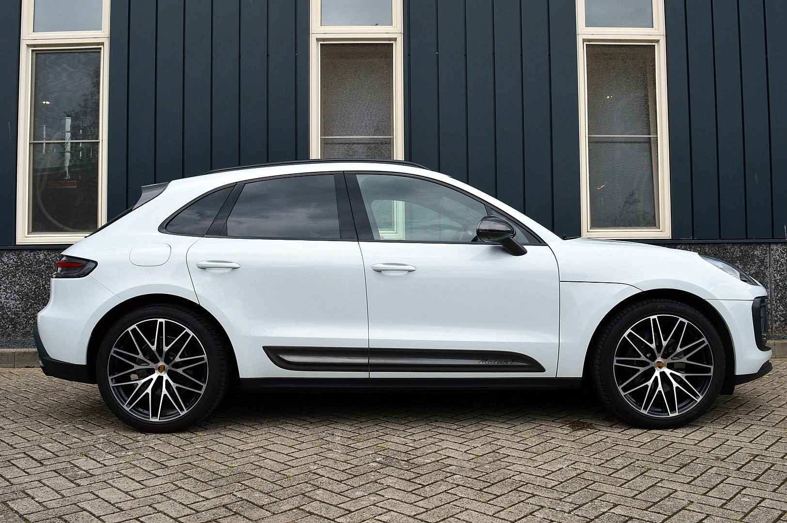 2022 Porsche Macan 2.0 T 4WD Panoramic Roof Air Suspension - Image 7