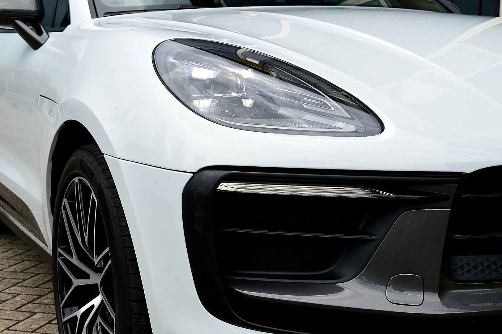 2022 Porsche Macan 2.0 T 4WD Panoramic Roof Air Suspension - Image 8