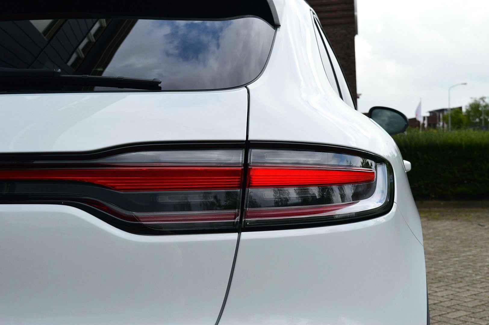 2022 Porsche Macan 2.0 T 4WD Panoramic Roof Air Suspension - Image 9
