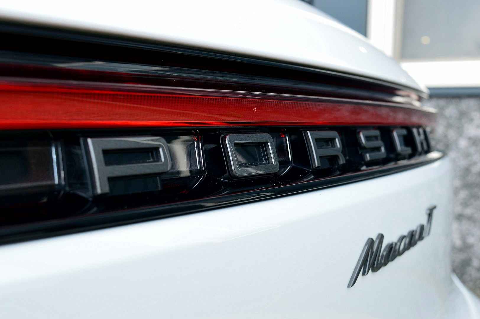 2022 Porsche Macan 2.0 T 4WD Panoramic Roof Air Suspension - Image 10