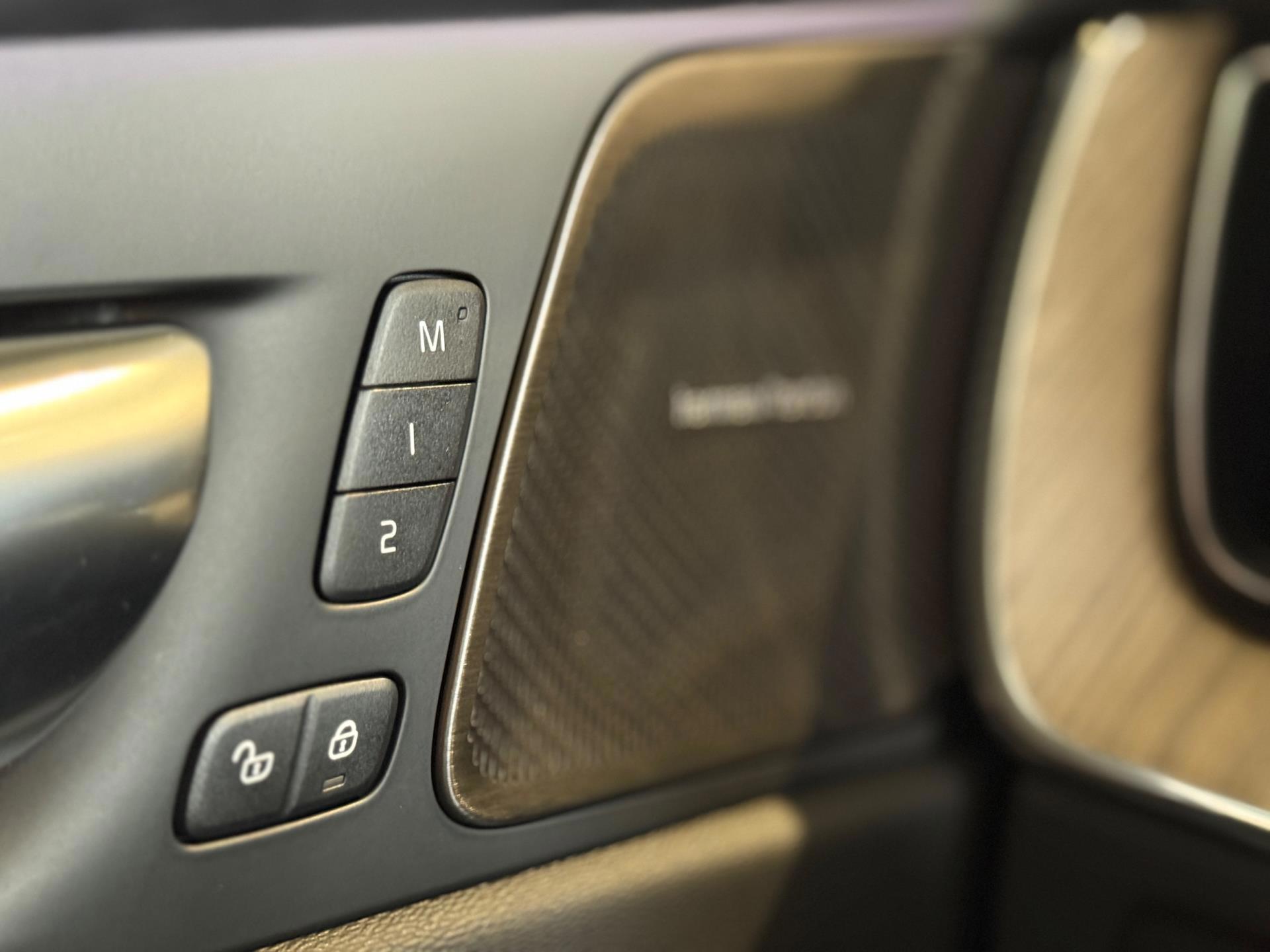 2025 Volvo XC60 2.0 T8 Plug- in hybrid AWD Ultra Dark 450HP - Image 19