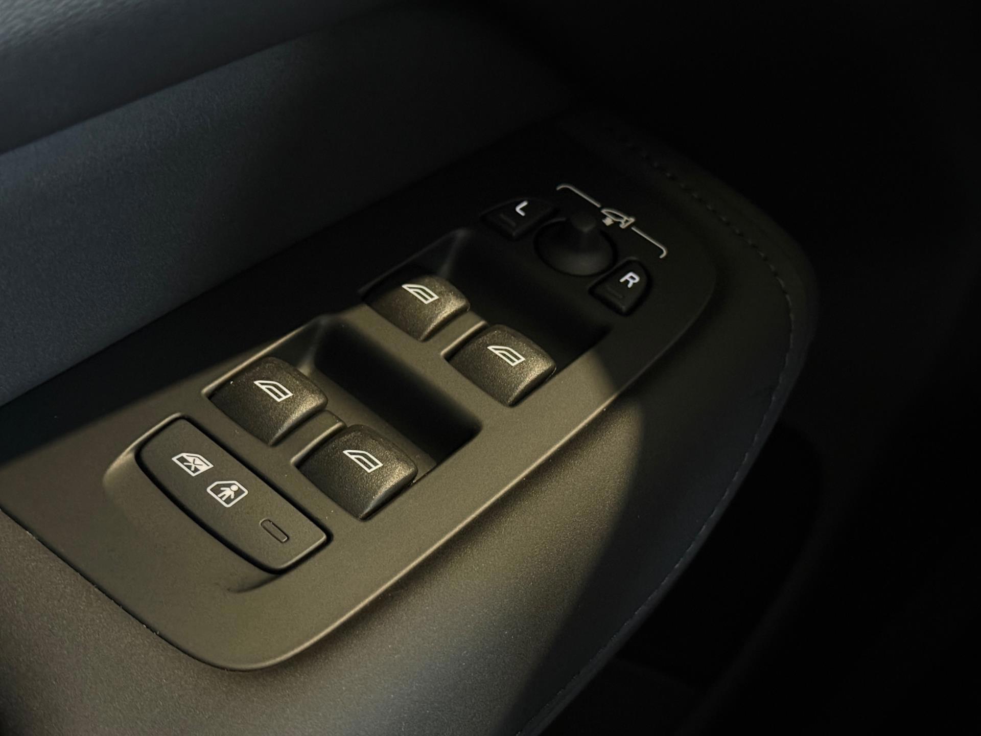 2025 Volvo XC60 2.0 T8 Plug- in hybrid AWD Ultra Dark 450HP - Image 25