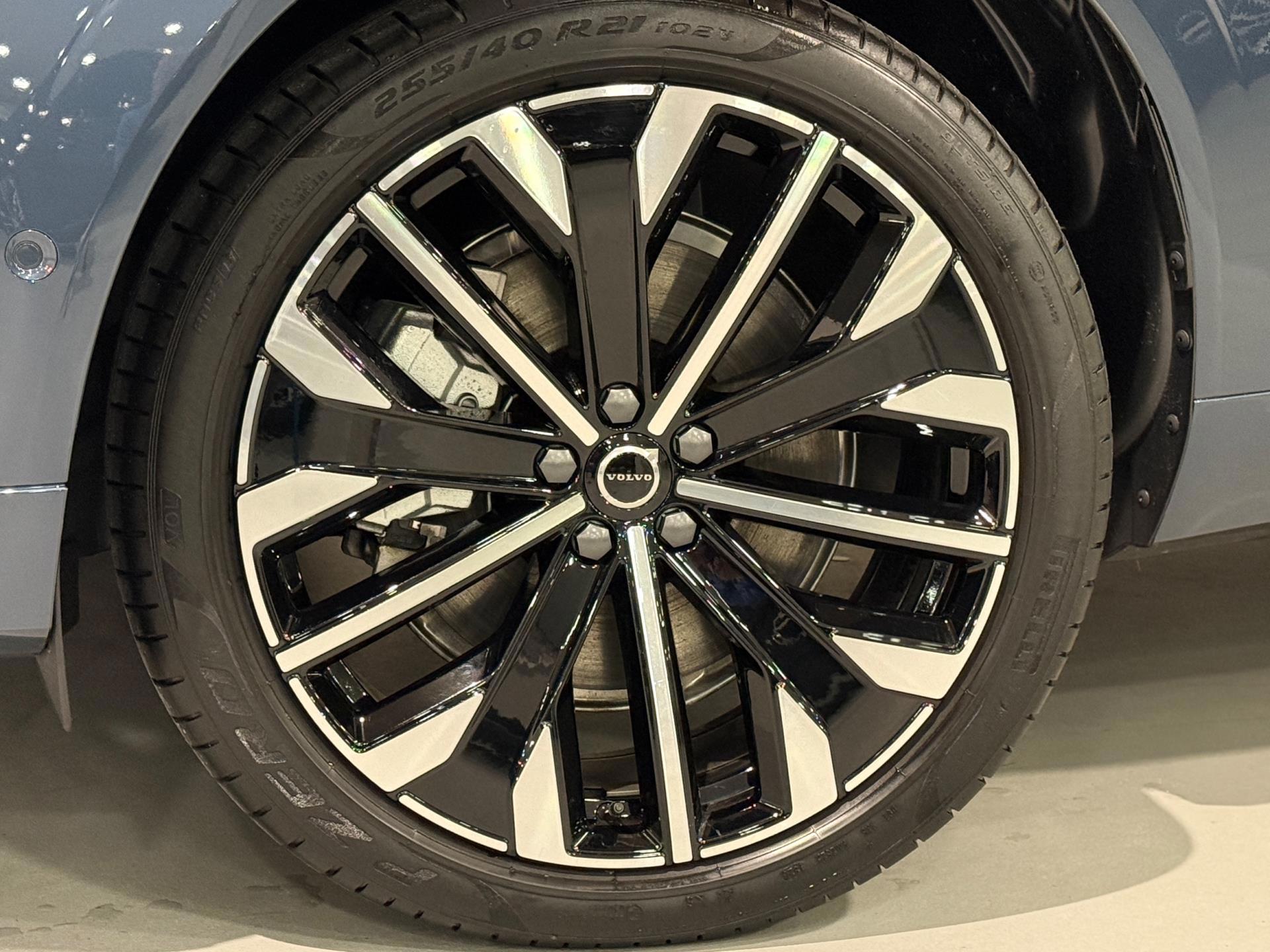 2025 Volvo XC60 2.0 T8 Plug- in hybrid AWD Ultra Dark 450HP - Image 26