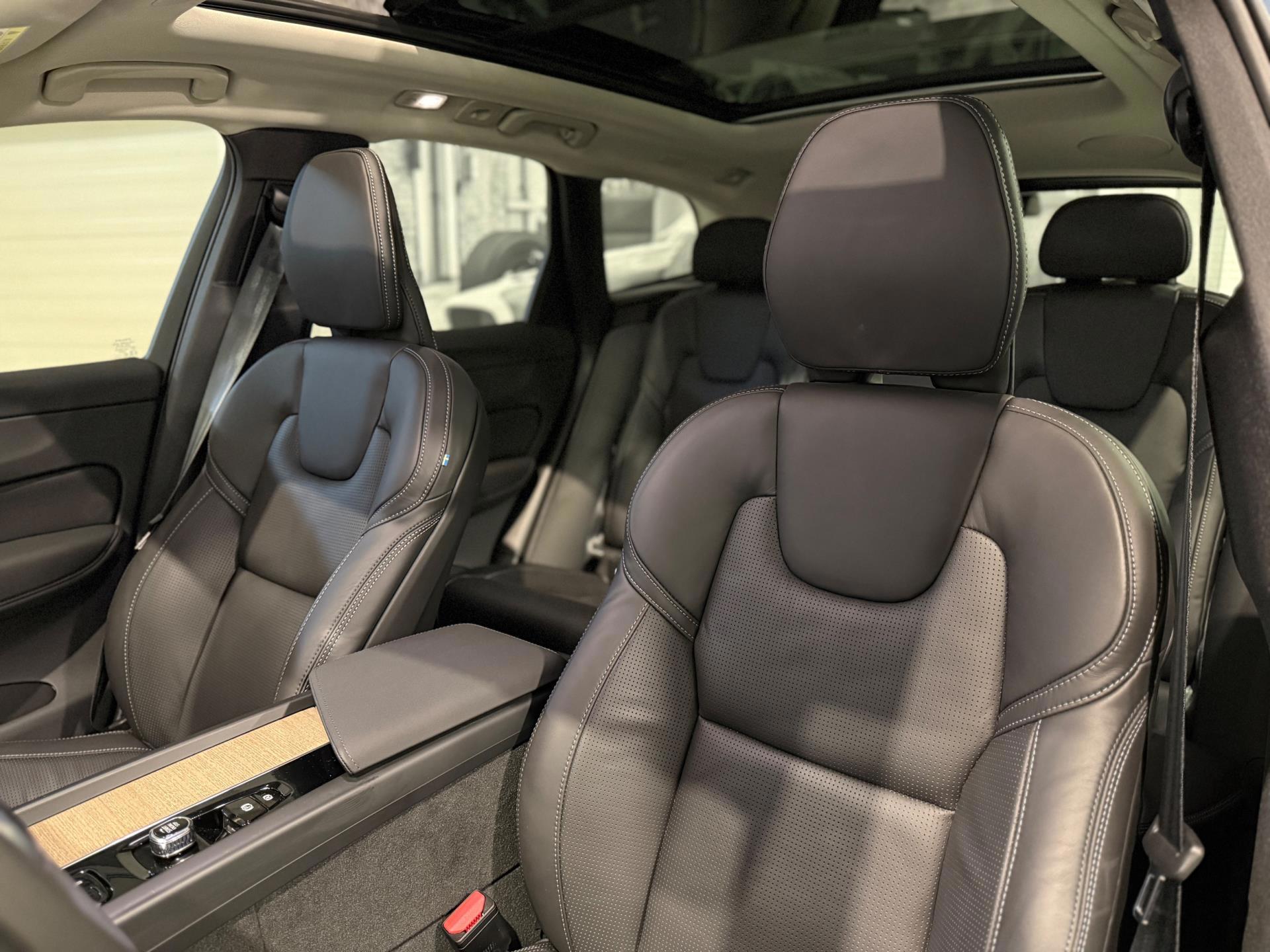 2025 Volvo XC60 2.0 T8 Plug- in hybrid AWD Ultra Dark 450HP - Image 27