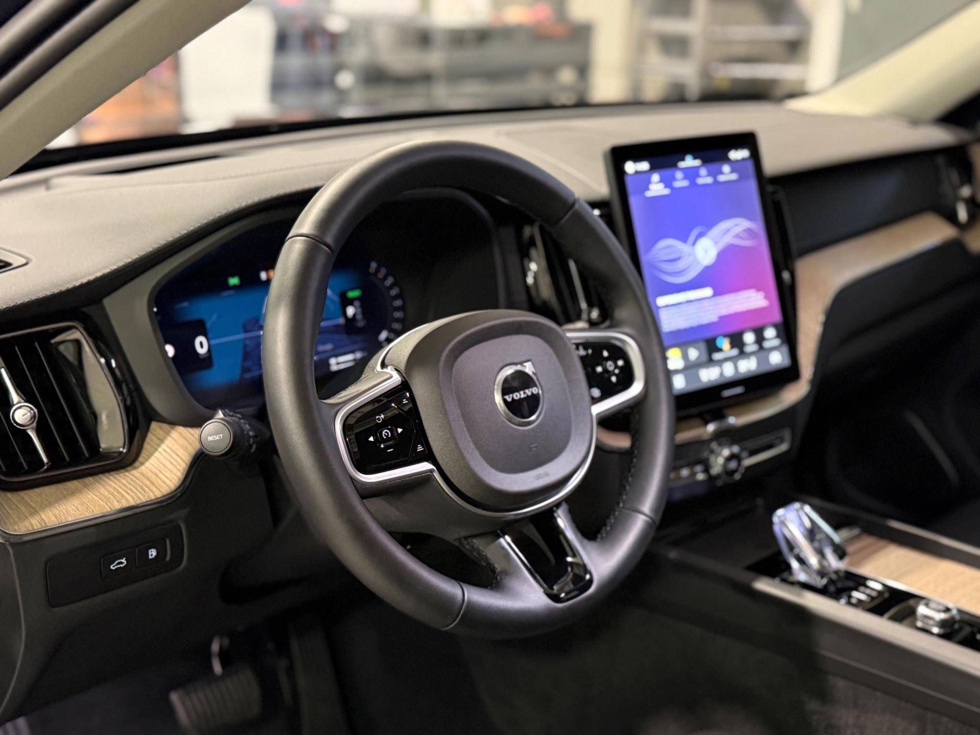 2025 Volvo XC60 2.0 T8 Plug- in hybrid AWD Ultra Dark 450HP - Image 29