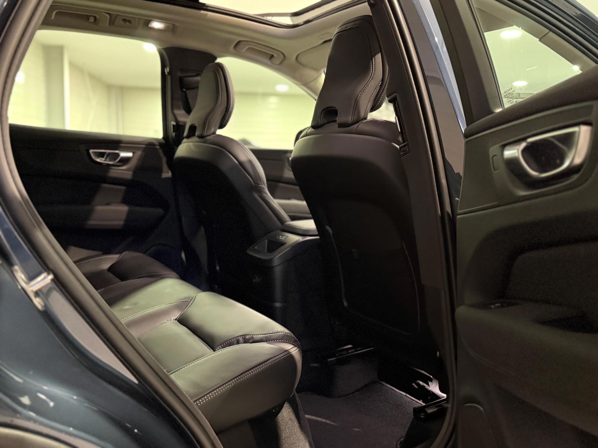 2025 Volvo XC60 2.0 T8 Plug- in hybrid AWD Ultra Dark 450HP - Image 32