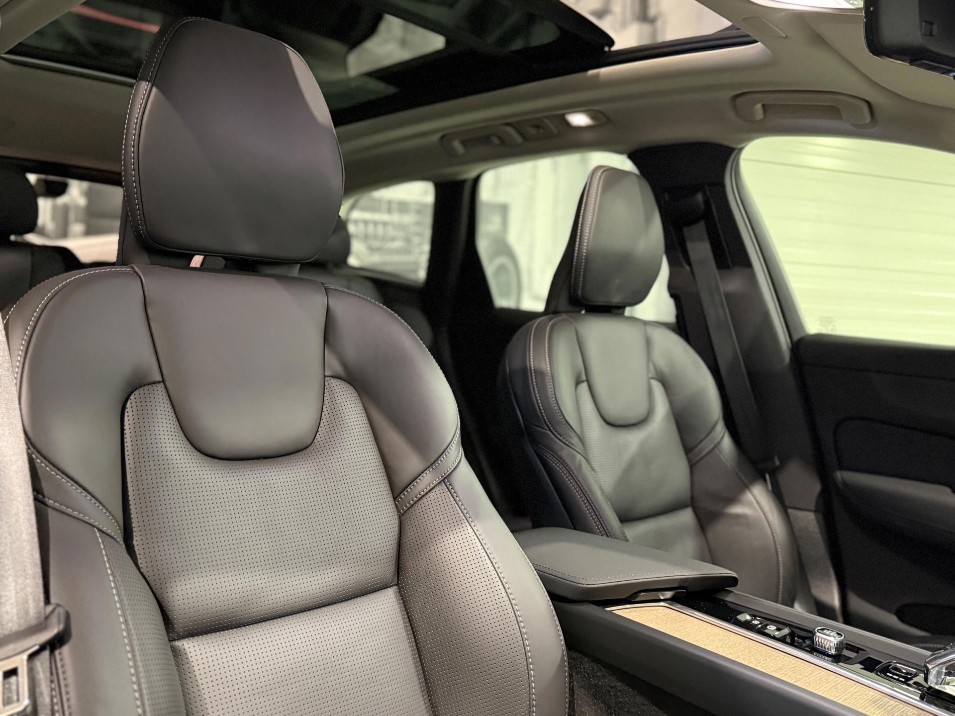 2025 Volvo XC60 2.0 T8 Plug- in hybrid AWD Ultra Dark 450HP - Image 33