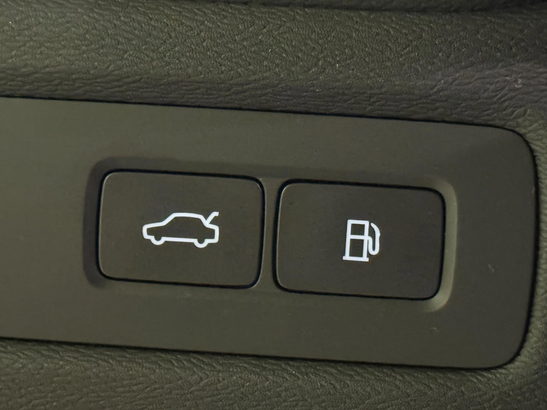 2025 Volvo XC60 2.0 T8 Plug- in hybrid AWD Ultra Dark 450HP - Image 34