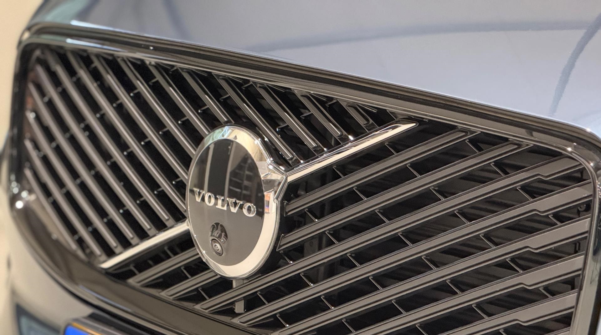 2025 Volvo XC60 2.0 T8 Plug- in hybrid AWD Ultra Dark 450HP - Image 35