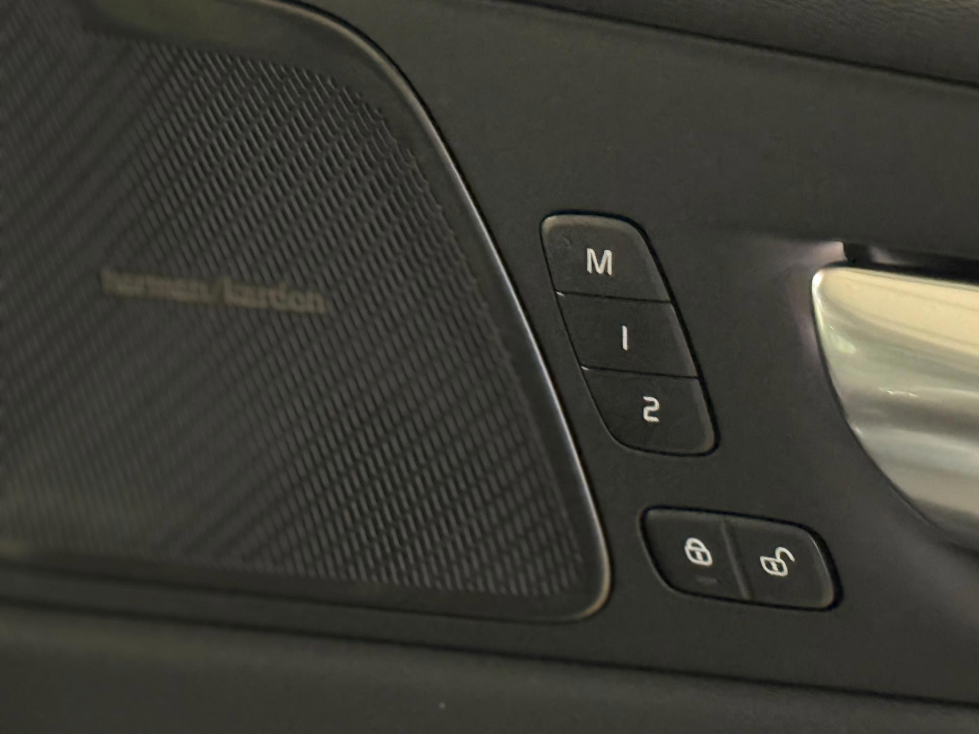 2025 Volvo XC60 2.0 T8 Plug- in hybrid AWD Ultra Dark 450HP - Image 37