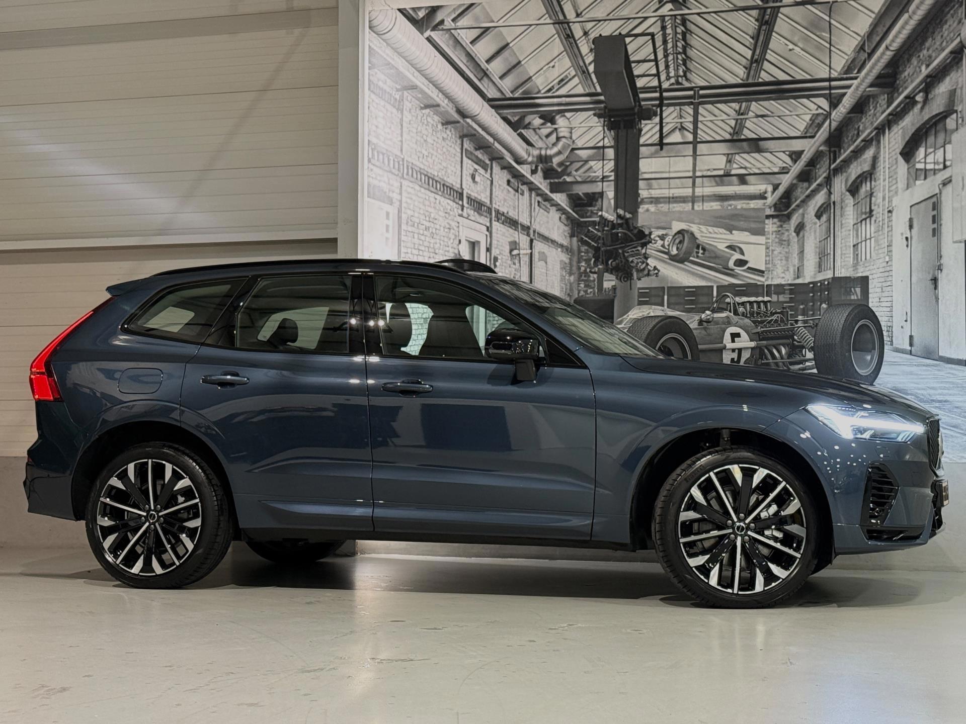 2025 Volvo XC60 2.0 T8 Plug- in hybrid AWD Ultra Dark 450HP - Image 6