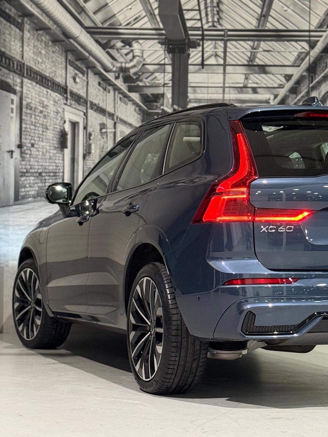 2025 Volvo XC60 2.0 T8 Plug- in hybrid AWD Ultra Dark 450HP - Image 8