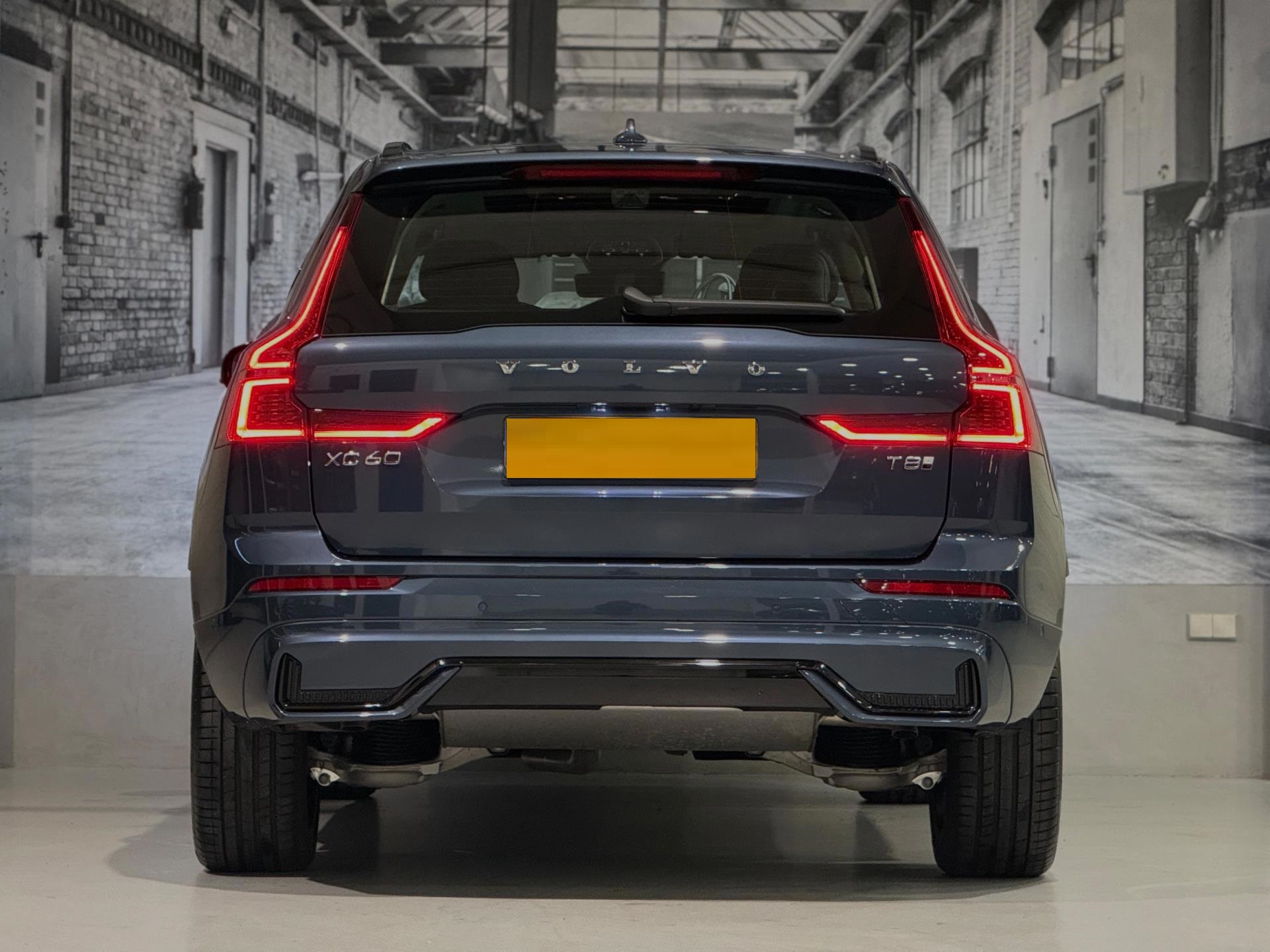 2025 Volvo XC60 2.0 T8 Plug- in hybrid AWD Ultra Dark 450HP - Image 9