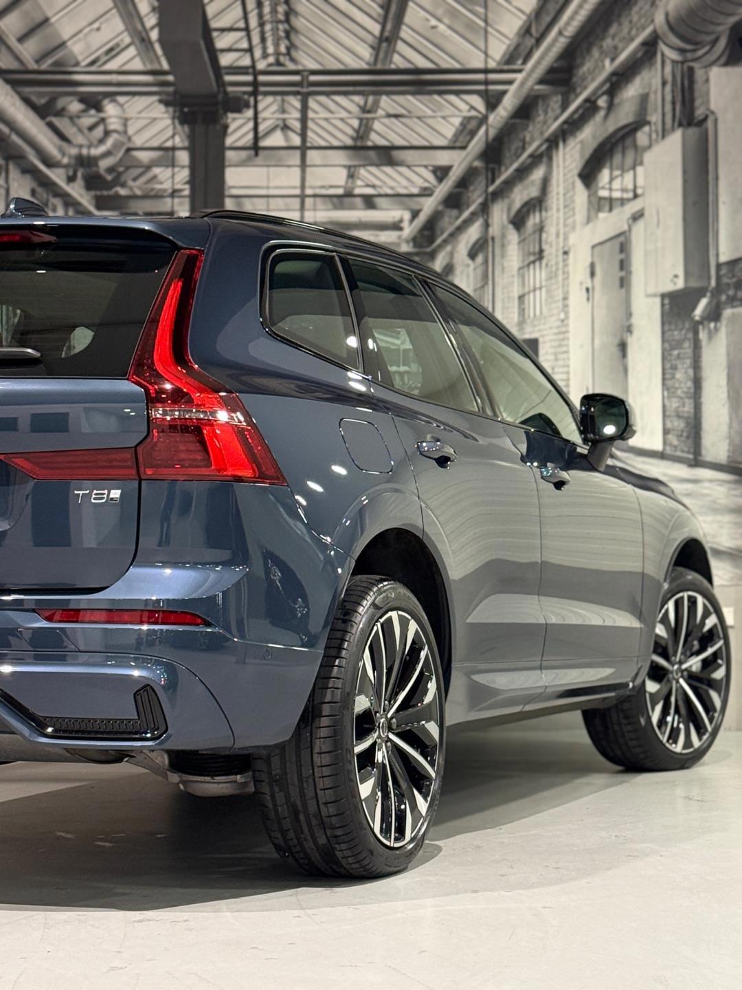 2025 Volvo XC60 2.0 T8 Plug- in hybrid AWD Ultra Dark 450HP - Image 7