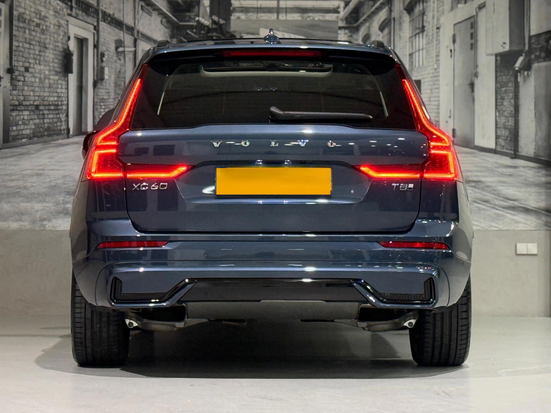 2025 Volvo XC60 2.0 T8 Plug- in hybrid AWD Ultra Dark 450HP - Image 13