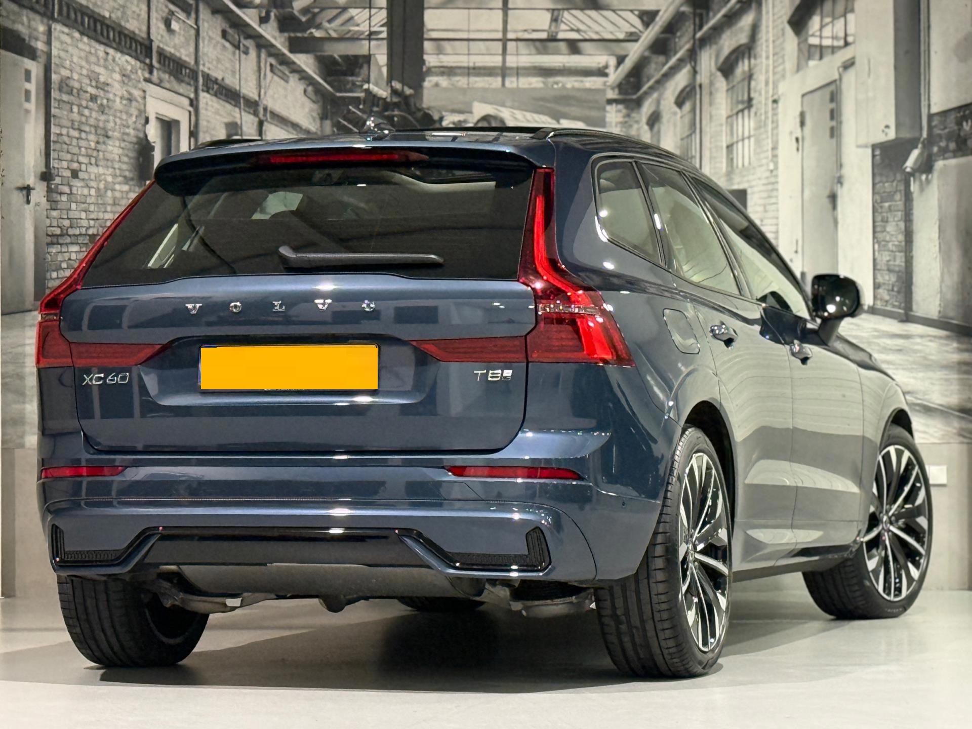 2025 Volvo XC60 2.0 T8 Plug- in hybrid AWD Ultra Dark 450HP - Image 15