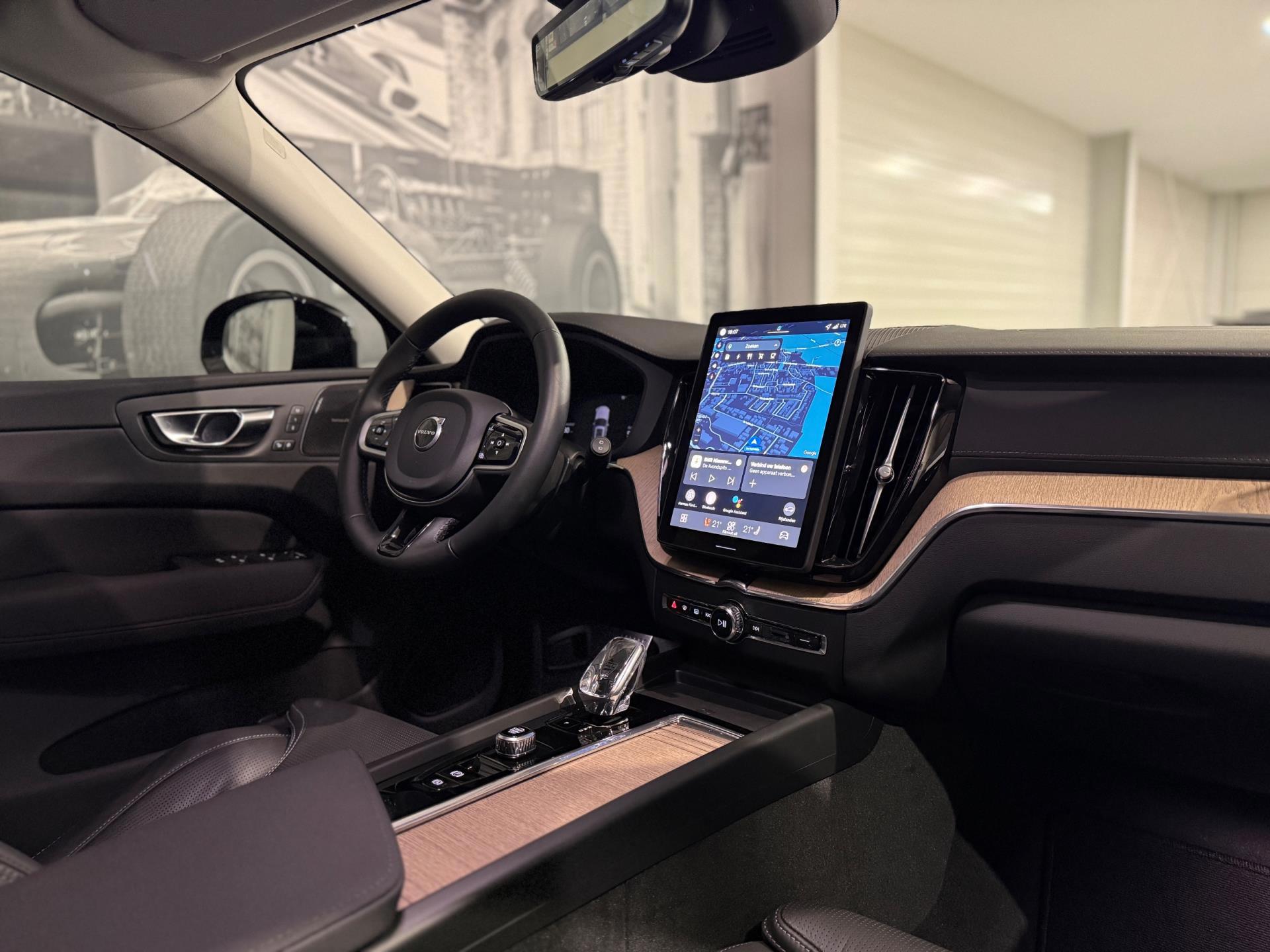 2025 Volvo XC60 2.0 T8 Plug- in hybrid AWD Ultra Dark 450HP - Image 22