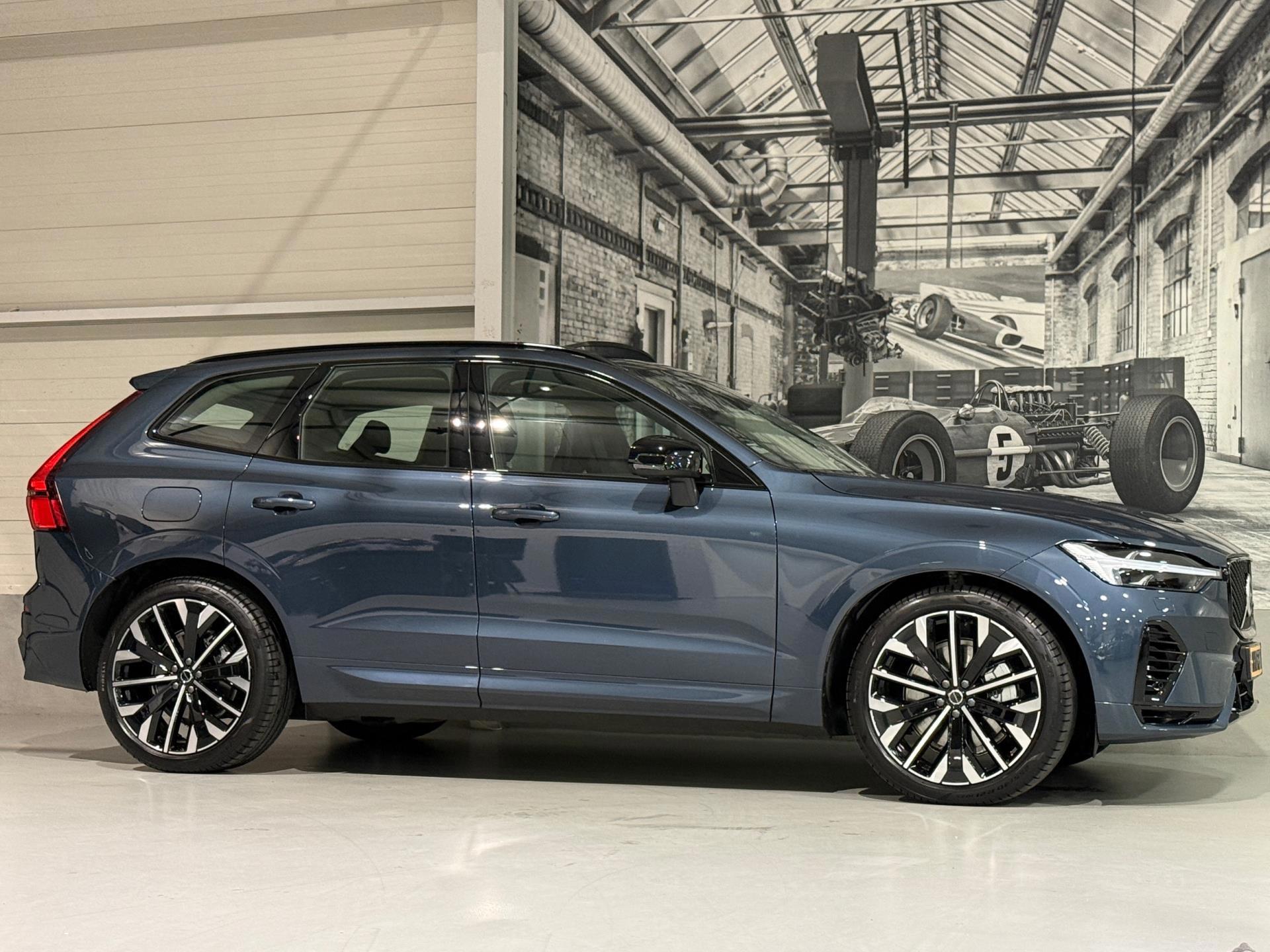 2025 Volvo XC60 2.0 T8 Plug- in hybrid AWD Ultra Dark 450HP - Image 4
