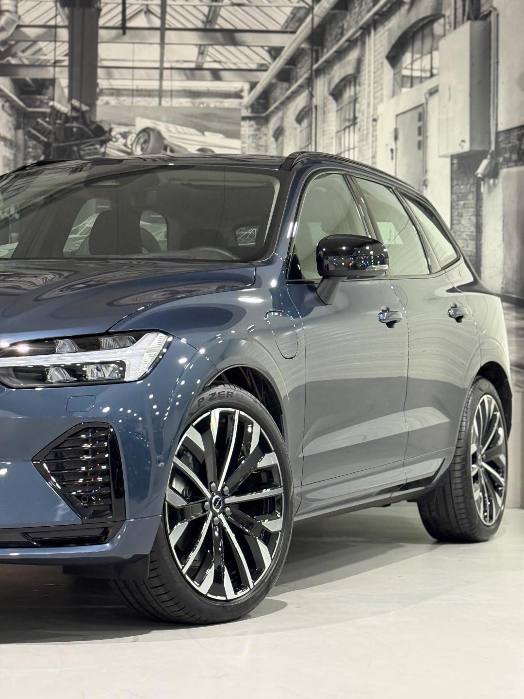 2025 Volvo XC60 2.0 T8 Plug- in hybrid AWD Ultra Dark 450HP - Image 18
