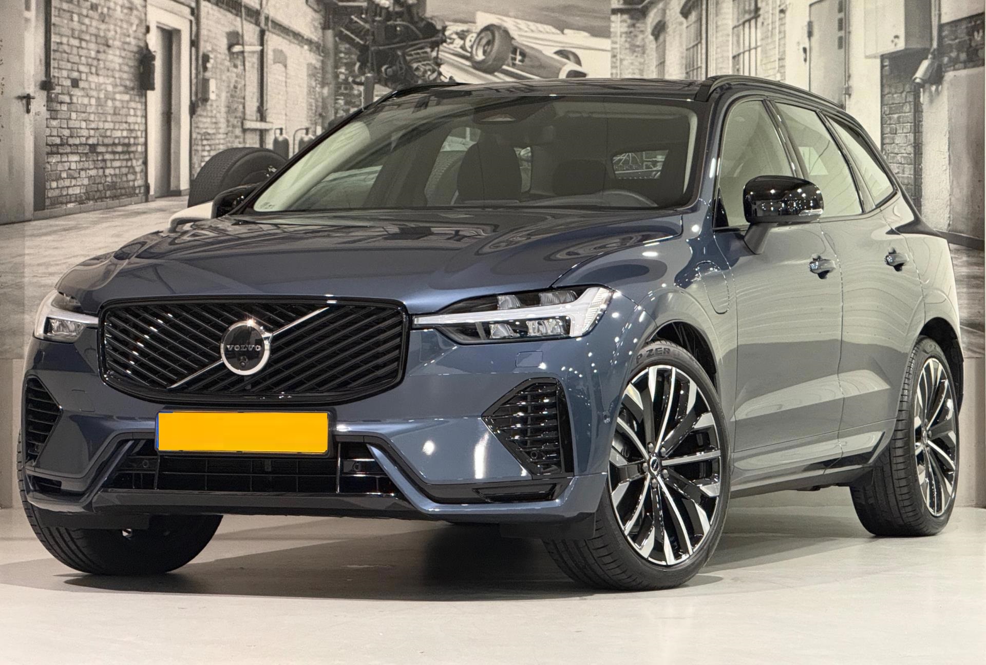 2025 Volvo XC60 2.0 T8 Plug- in hybrid AWD Ultra Dark 450HP - Image 2