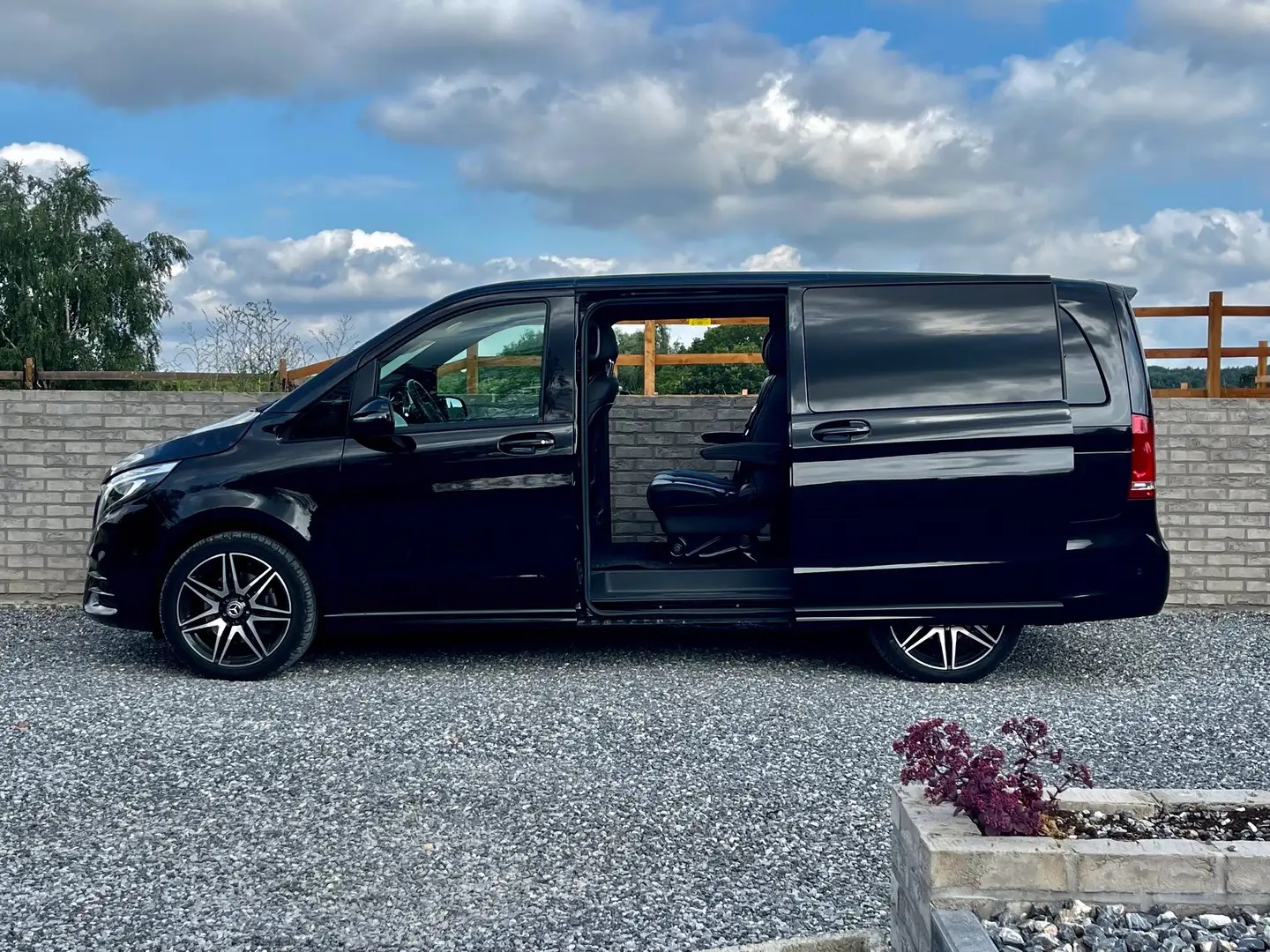 2019 Mercedes-Benz V 250d AMG 8 SEATS PANO DISTRO CAMERA LED - Image 3