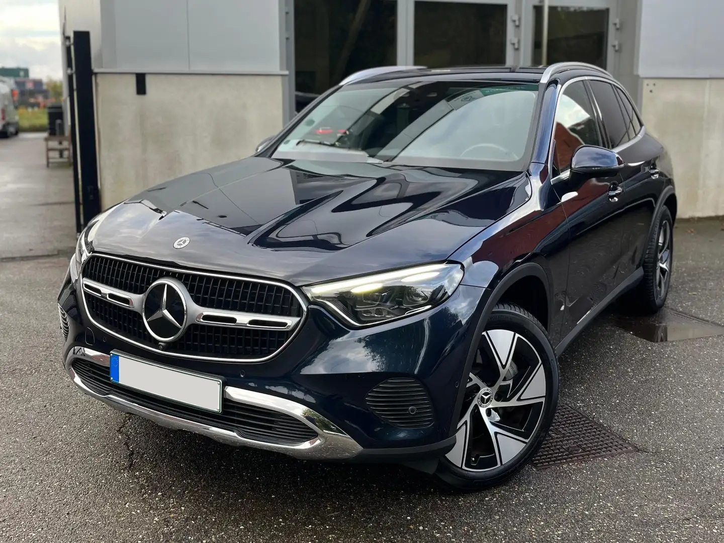 2024 Mercedes-Benz GLC 300 e 4Matic 9G-TRONIC AVANTGARDE - Image 3
