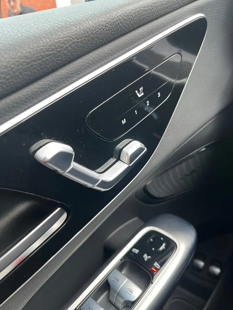 2024 Mercedes-Benz GLC 300 e 4Matic 9G-TRONIC AVANTGARDE - Image 9